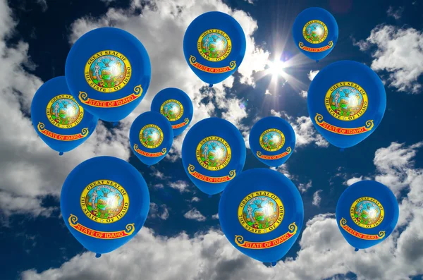 Många ballonger med idaho flagga på himlen — Stockfoto
