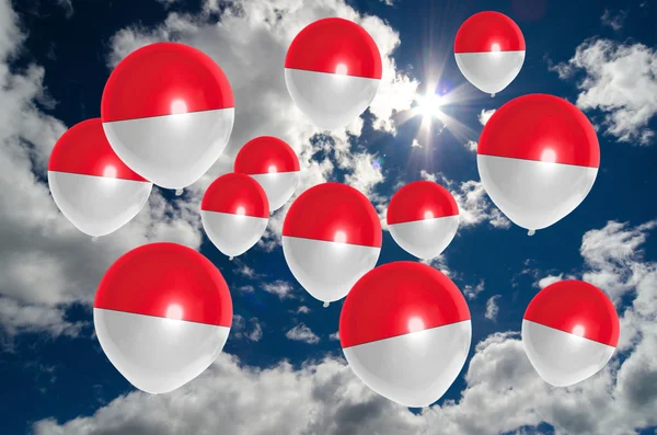 De nombreux ballons avec drapeau indonésien sur le ciel — Photo