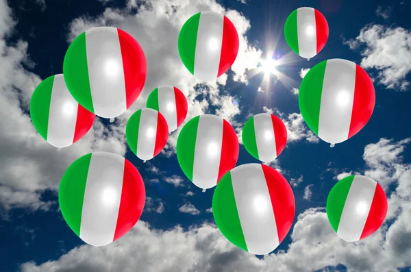 Muchos globos con bandera italia en el cielo —  Fotos de Stock