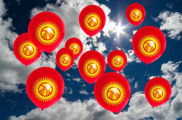Wielu balonów z Kirgizji flaga na niebo — Zdjęcie stockowe