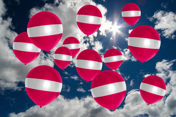 De nombreux ballons avec drapeau latvia sur le ciel — Photo