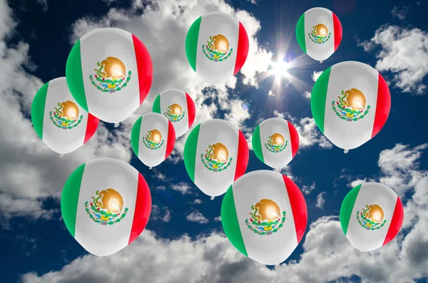 하늘에 멕시코 국기와 함께 많은 풍선 — 스톡 사진