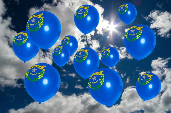 Wielu balonów z nevada flaga na niebo — Zdjęcie stockowe