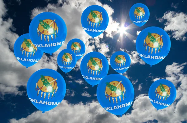 Viele Luftballons mit oklahoma Flagge am Himmel — Stockfoto
