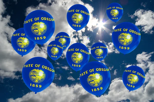 Molti palloncini con bandiera dell'origone sul cielo — Foto Stock