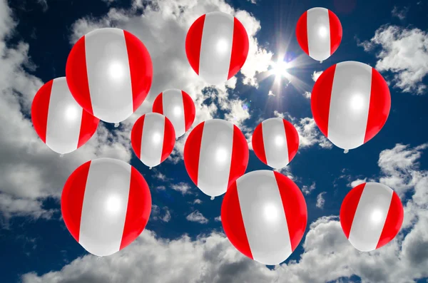 Muchos globos con bandera de perú en el cielo — Foto de Stock