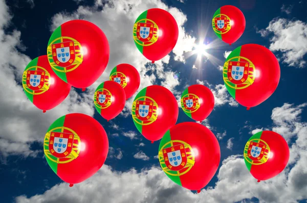 Muitos balões com bandeira portugal no céu — Fotografia de Stock