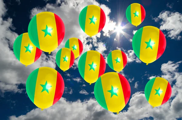 Muchos globos con bandera senegal en el cielo —  Fotos de Stock