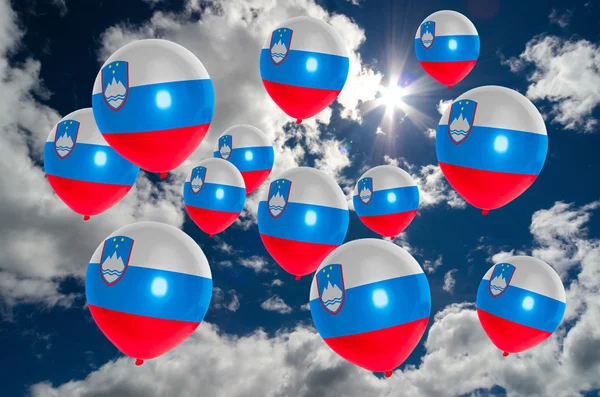 Muchos globos con bandera slovenia en el cielo — Foto de Stock