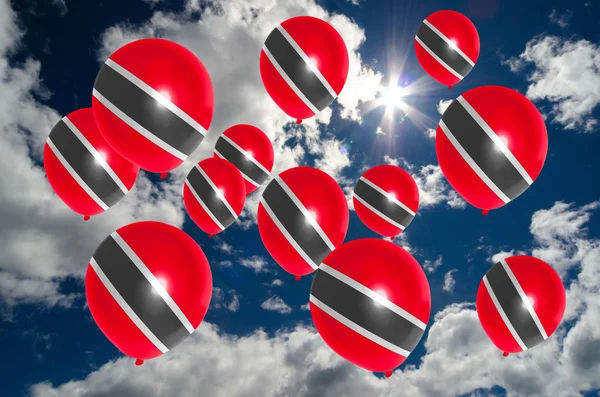 Πολλά μπαλόνια με τη σημαία του Τρινιντάντ και Τομπάγκο στον ουρανό — Φωτογραφία Αρχείου