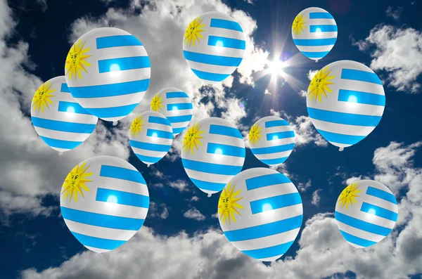 Molti palloncini con bandiera uruguay sul cielo — Foto Stock