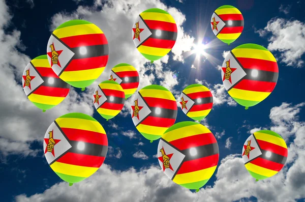 空にジンバブエの国旗とミーボウン — ストック写真