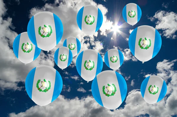 Muchos globos con bandera de guatemala en el cielo Fotos de stock libres de derechos