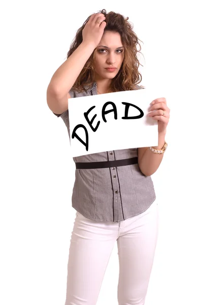 Unbequeme Frau hält Papier mit totem Text in der Hand — Stockfoto