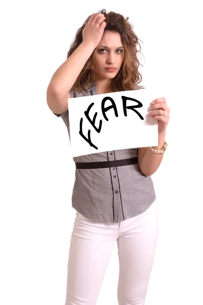 Unbequeme Frau hält Papier mit Angsttext — Stockfoto