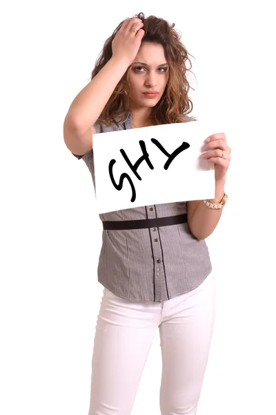 Mujer incómoda sosteniendo papel con texto tímido — Foto de Stock