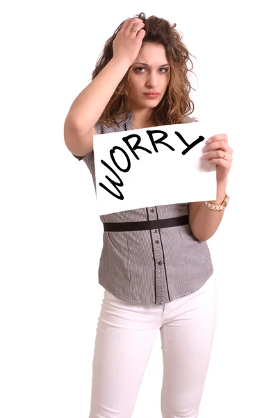 Unbequeme Frau hält Papier mit Sorgentext in der Hand — Stockfoto