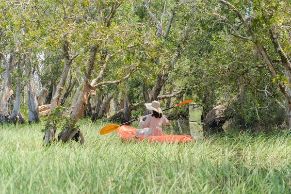 Mulher Asiática Turista Remando Barco Canoa Caiaque Com Árvores Rayong — Fotografia de Stock