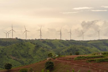 Tayland, Phetchabun 'daki rüzgar türbinleri ya da yel değirmenleri tarlalarının ve dağ tepelerinin havadan görüntüsü. Güç, sürdürülebilir enerji ve çevre kavramı.