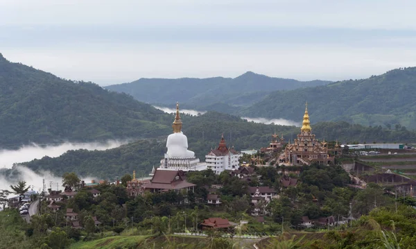 Wat Phra Thart Pha Sorn Kaew神龛 自然地区的飞查邦地区自然景观 它坐落在泰国度假旅行 有旅游胜地的背景 — 图库照片