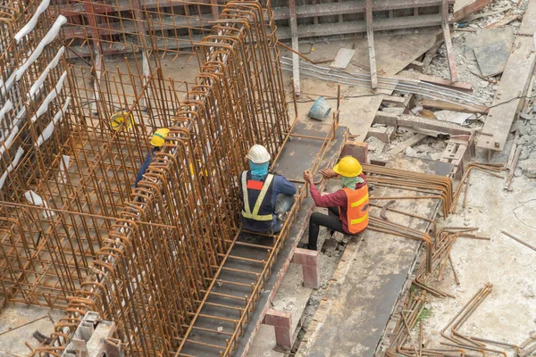 Luftaufnahme Von Fleißigen Industriearbeitern Unter Baustellen Die Mit Kränen Und — Stockfoto