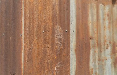 Metal çelik şeritler. Paslı demir metal, çinko çelik duvar, desenli arka plan. Tasarım dekorasyonu için dış mimari materyalinin yakın plan görüntüsü.