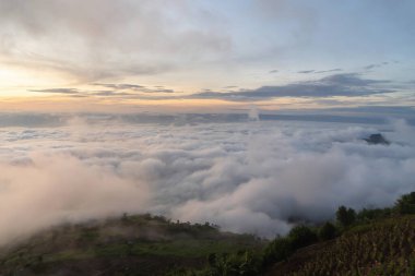 Pofuduk deniz sisli bulutların üzerinde gün batımının hava manzarası Phu Tub Berk 'ten Khao Kho' ya, Phetchabun 'dan güneş ışığına. Alacakaranlık zamanı soyut doğa manzarası arka planı.