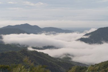 Pofuduk deniz sisli bulutların üzerinde gün batımının hava manzarası Phu Tub Berk 'ten Khao Kho' ya, Phetchabun 'dan güneş ışığına. Alacakaranlık zamanı soyut doğa manzarası arka planı.