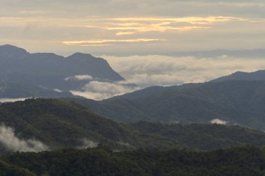 Pofuduk deniz sisli bulutların üzerinde gün batımının hava manzarası Phu Tub Berk 'ten Khao Kho' ya, Phetchabun 'dan güneş ışığına. Alacakaranlık zamanı soyut doğa manzarası arka planı.
