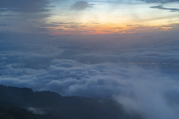 Вид Воздуха Закат Над Пушистым Морским Туманом Туманные Облака Горным — стоковое фото