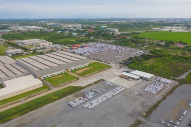 Satılık yeni arabaların park alanlarının hava manzarası stok sırası, dağıtım envanteri ithalat ve ihracat ticareti dünya çapında, otomobil ve otomobil endüstrisi lojistik küresel ulaşım dağıtımı