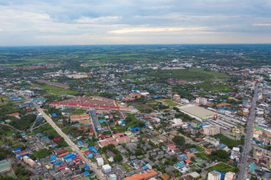 Cha Choeng Sao kasabasının havadan görüntüsü, Bangkok, Tayland yakınlarındaki Chonburi. Asya 'da turizm şehri. Oteller ve konut binaları öğle vakti mavi gökyüzü ile.