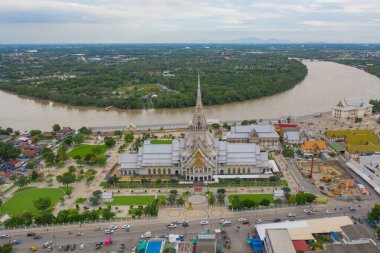 Wat Sothon Wararam ya da Haysiyet Tapınağı, Mueang Cha Choeng Sao Bölgesi Chao Phraya Nehri, Cha Choeng Sao şehir merkezi ufuk çizgisi, Bangkok, Tayland.