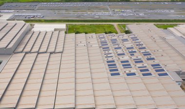 Çiftlikteki çatıdaki güneş panelleri veya güneş pillerinin havadan görüntüsü. Fabrika sanayisi olan elektrik santrali, Tayland 'da yenilenebilir enerji kaynağı. Elektrik enerjisi için eko teknolojisi.