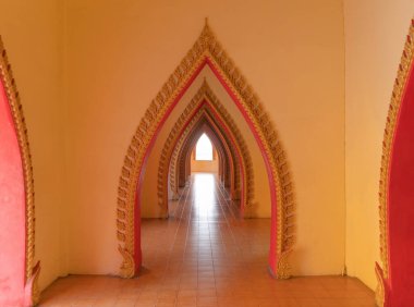 Tayland 'ın Kanchanaburi bölgesindeki Tiger Cave Temple ya da Wat Tham Suea' daki pagoda 'nın içinde. Tayland mimarisi. Seyahat konseptinde ünlü turistik mekan..