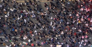Flaş çetelerinin hava görüntüsü protestocular hükümet karşıtı sokak gösterileri, Bangkok City, Tayland 'da demokrasi için kalabalıklar. Siyaset konsepti. Ayaklanma.