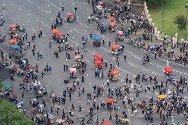 Flaş çetelerinin hava görüntüsü protestocular hükümet karşıtı sokak gösterileri, Bangkok City, Tayland 'da demokrasi için kalabalıklar. Siyaset konsepti. Ayaklanma.