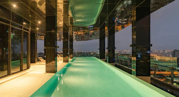 Empty Luxury Swimming Pool Hotel Condominium Apartment Resort Lights Illuminated — Stock Photo, Image