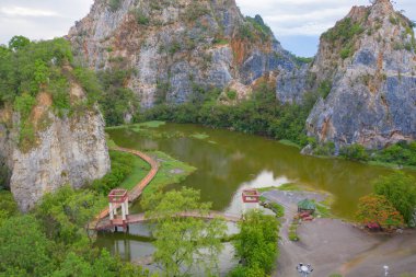 Khao Ngu Taşı 'nın havadan görünüşü. Nehir gölü, dağ vadisi tepeleri ve günbatımında Ratchaburi, Tayland 'da tropikal yeşil orman ağaçları olan ulusal park. Doğal manzara arka planı.