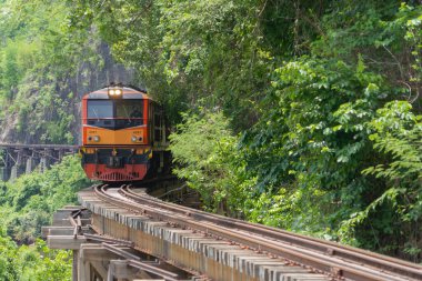 Tayland 'ın Kanchanaburi kasabası, Tayland' daki River Kwai Köprüsü üzerindeki klasik tren toplu taşıma konsepti..