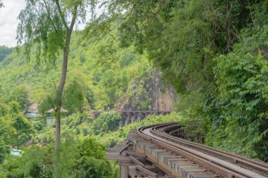 Kanchanaburi kasabası, Tayland 'daki River Kwai Köprüsü' ndeki boş tren yolu toplu taşıma konsepti.