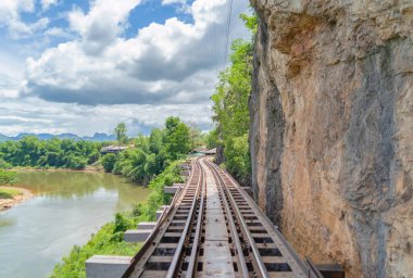 Kanchanaburi kasabası, Tayland 'daki River Kwai Köprüsü' ndeki boş tren yolu toplu taşıma konsepti.