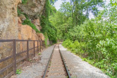 Kanchanaburi kasabası, Tayland 'daki River Kwai Köprüsü' ndeki boş tren yolu toplu taşıma konsepti.