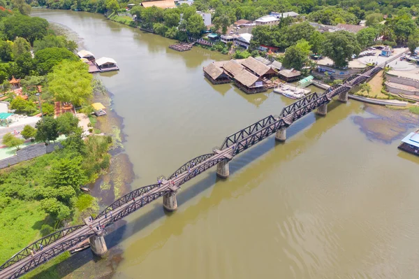 チャオプラヤー川 ムエアン カンチャナブリ郡 タイとの鉄道路線と川クワイ橋の空中ビュー — ストック写真