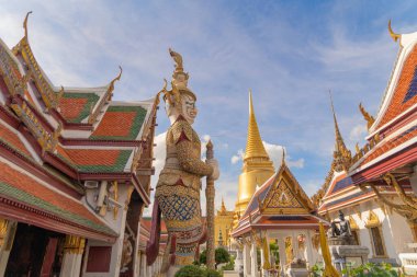 Bangkok, Tayland 'daki Zümrüt Buda Tapınağı' ndaki Altın Tapınak 'ın dev koruyucu heykeli. Wat Phra Kaew ve büyük saray eski kasaba, şehir. Budist tapınağı, Tayland mimarisi..