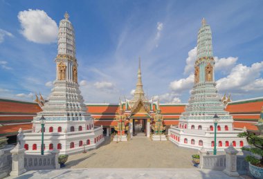 Bangkok, Tayland 'daki Zümrüt Buda Tapınağı' ndaki Altın Tapınak 'ın dev koruyucu heykeli. Wat Phra Kaew ve büyük saray eski kasaba, şehir. Budist tapınağı, Tayland mimarisi..
