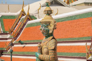 Bangkok, Tayland 'daki Zümrüt Buda Tapınağı' ndaki Altın Tapınak 'ın dev koruyucu heykeli. Wat Phra Kaew ve büyük saray eski kasaba, şehir. Budist tapınağı, Tayland mimarisi..