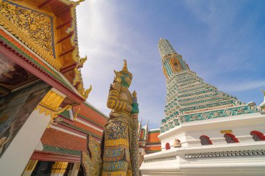 Bangkok, Tayland 'daki Zümrüt Buda Tapınağı' ndaki Altın Tapınak 'ın dev koruyucu heykeli. Wat Phra Kaew ve büyük saray eski kasaba, şehir. Budist tapınağı, Tayland mimarisi..