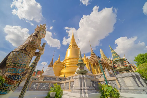 Giant Guardian Statue Golden Pagoda Temple Emerald Buddha Bangkok Thailand — Stock Photo, Image