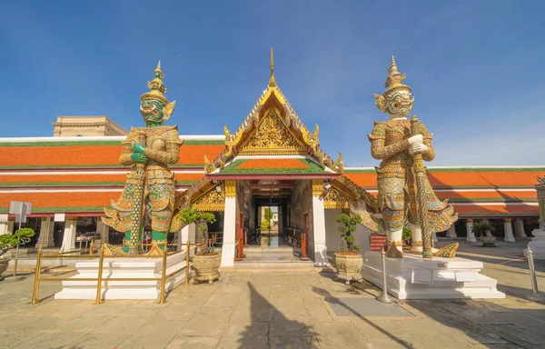 Óriási Őrző Szobor Arany Pagoda Temple Emerald Buddha Bangkokban Thaiföldön — Stock Fotó